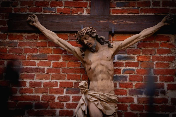 耶稣基督被钉在十字架上古董雕像 — 图库照片