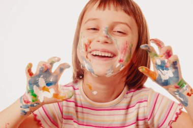 Eğlence zamanı konsepti. Renkli boyalı ellerle resim yapan güzel bir kızın portresi. Yatay resim. 