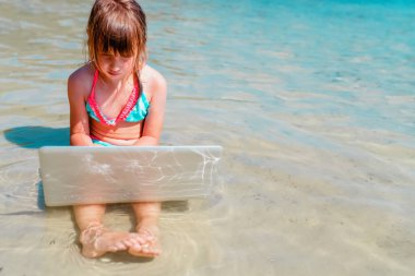 Ofis sahil konsepti üzerinde çalışıyor. İş kadını tropikal denizin güzel sahillerinde uzaktan çalışıyor. Metin veya tasarım için boşluk kopyala.