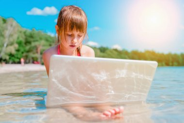 Kavramsal görüntü: Ofis plajda çalışır. İş kadını tropikal denizin güzel sahillerinde uzaktan çalışıyor. Yatay resim.