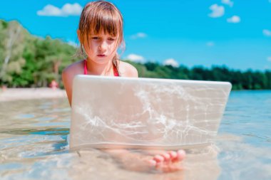 İş kızı tropikal denizin güzel sahillerinde uzaktan çalışıyor.