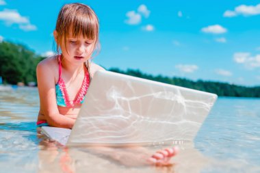 Kavramsal görüntü: Bu yaz çalışanları ofisten nasıl çıkaracağız. Mutlu iş kızı tropik bir sahilde çalışıyor.
