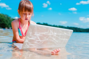  Tropik bir plajda uzaktan çalışan mutlu bir iş kızı.