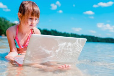 Mutlu iş kızı tropik bir sahilde çalışıyor.