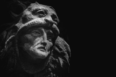 Herkül 'ün Nemea aslanı derisi giymiş antik taş heykeli. Siyah beyaz görüntü. Tasarım veya metin için boşluk kopyala.