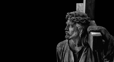 Golgotha 'ya giden yol. Çarmıhlı İsa 'nın keskin taş heykeli. Tasarım veya metin için boşluk kopyala.