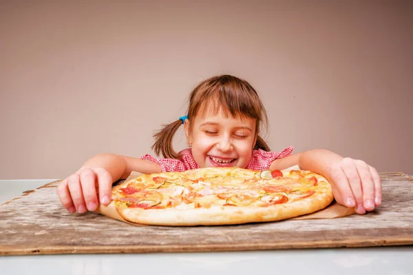 소녀는 맛있는 피자를 좋아하고 좋아하고 좋습니다 실내에서 굶주리는 — 스톡 사진