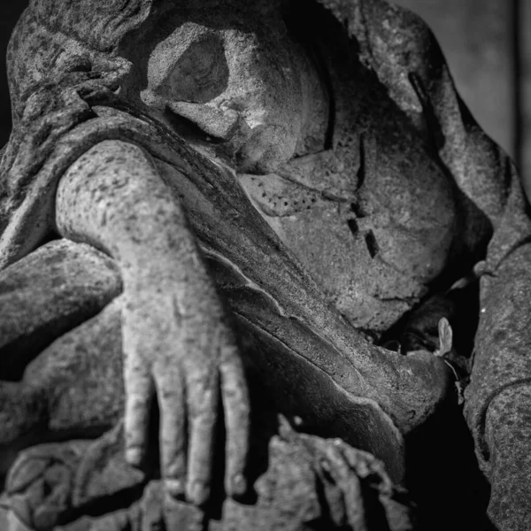 Frammento Antica Statua Pietra Donna Triste Disperata Sulla Tomba Come — Foto Stock