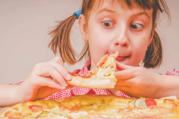 아름다운 소녀의 표정은 맛있는 피자를 즐긴다 초상화닫아 — 스톡 사진