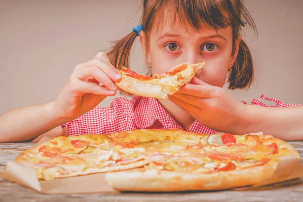 아름다운 소녀의 재미있는 페퍼로니 피자를 맛있게 먹는다 초상화닫아 — 스톡 사진