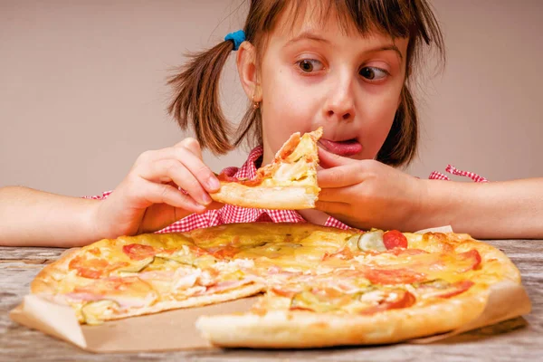 Jovem Linda Menina Atraente Goza Deliciosa Fatia Pizza Gosta Deste — Fotografia de Stock