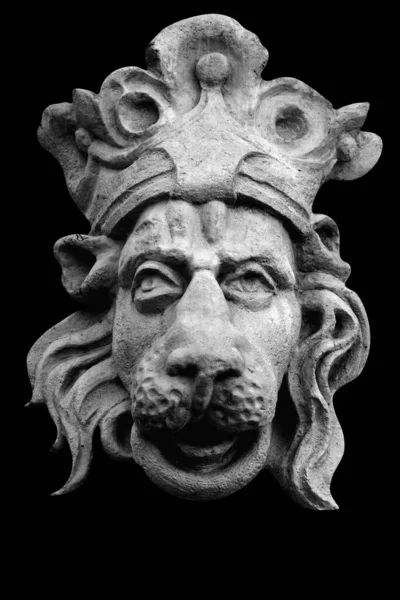 Rei Leão Fechar Fragmento Uma Antiga Estátua Pedra Isolada Sobre — Fotografia de Stock