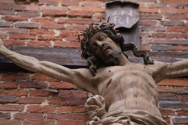 Santa Cruz Com Jesus Cristo Crucificado Vista Inferior Uma Estátua — Fotografia de Stock