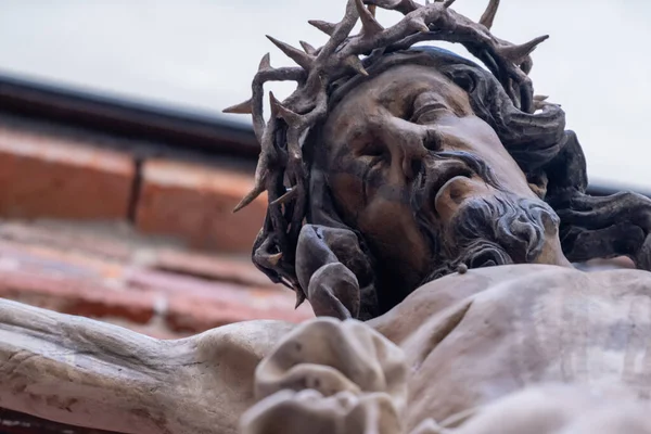 Santa Cruz Con Jesucristo Crucificado Vista Inferior Una Estatua Antigua — Foto de Stock