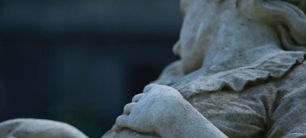 Fragmento Una Antigua Estatua Piedra Mujer Triste Desesperada Tumba Como —  Fotos de Stock