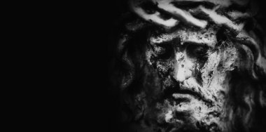 İsa 'nın tutkusu, antik bir taş heykelin parçası. Kapatın. Boşluğu kopyala.