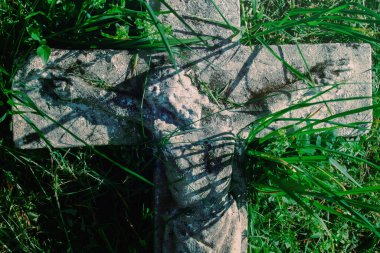 İsa Mesih 'in çarmıha gerilme çimlerinde çok eski ve antik yıkılmış taş heykel..