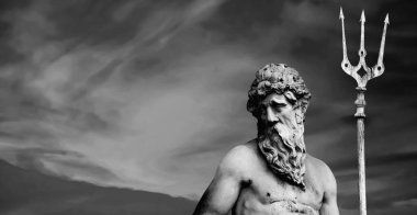 Deniz ve okyanus tanrısı Neptün (Poseidon). Antik heykel dramatik gökyüzü manzarasına karşı.. Uzayı kopyala Siyah ve beyaz resim.