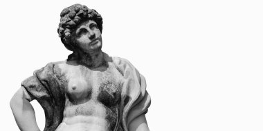 Yunan mitolojisindeki aşk tanrıçası Afrodit (Roma mitolojisindeki Venüs). Beyaz arka planda izole edilmiş eski bir heykel. Boşluğu kopyala.