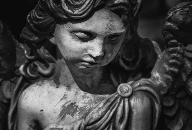 Meleğin üzgün gözleri. Antik heykel. Ölüm, acı ve yaşam konsepti. Yatay resim.