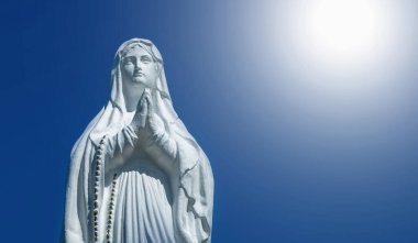 Bakire Meryem 'in antik heykeli. Yatay resim.