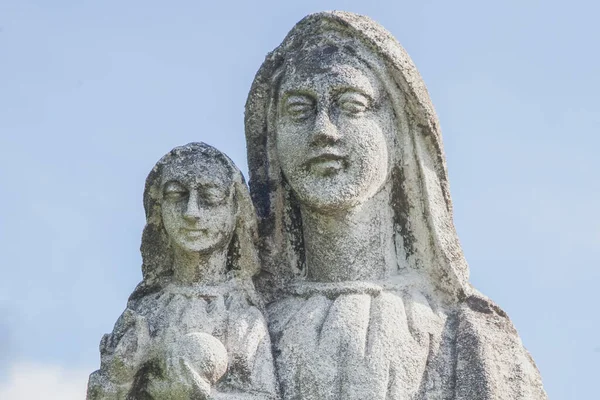 Zeer Oud Stenen Beeld Van Maagd Maria Met Het Kindje — Stockfoto