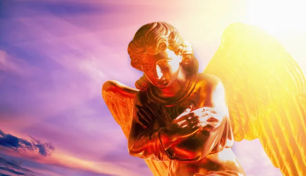 Золотий Ангел Проти Блакитного Неба Релігія Віра Концепція Вічності — стокове фото