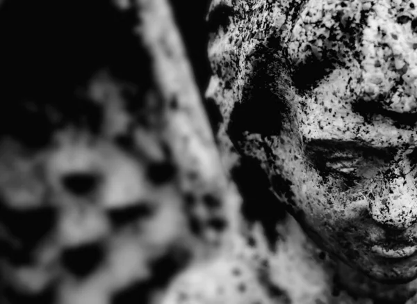 死の御使いの悲しい目 白黒の画像 痛みと人生の終わりの古代の彫像の断片 — ストック写真