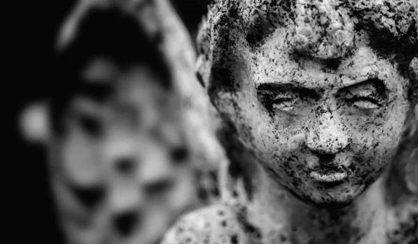 Смерть Ангел Проти Чорного Фону Фрагмент Стародавньої Статуї Чорно Біле — стокове фото