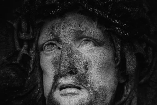 耶稣基督荆棘冠冕的古老雕像 黑白图像 — 图库照片
