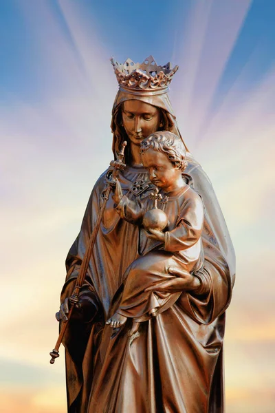 Царица Небес Древняя Статуя Девы Марии Иисусом Христом Вертикальное Изображение — стоковое фото