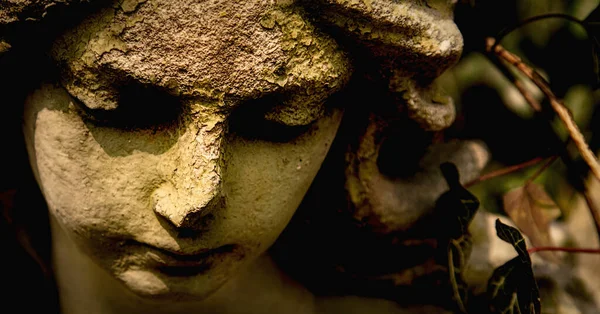 Acının, kederin ve ıstırabın sembolü olan, alçaltılmış bakışlı eski bir melek heykeli.