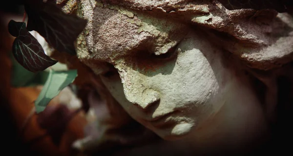 - Ölüm. Acının, korkunun ve hayatın sonunun sembolü olan üzgün ölüm meleğinin antik heykeli. Kapat..