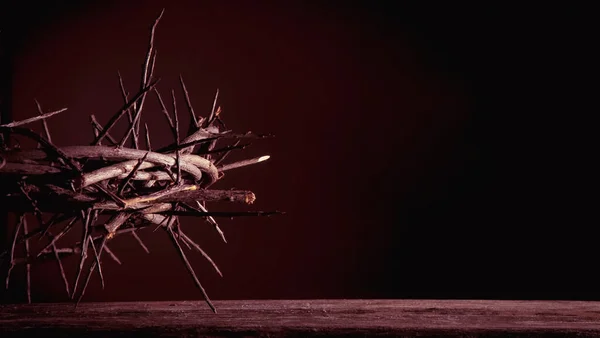 Dramatický Obraz Trnové Koruny Tmavočerveném Pozadí Jako Symbol Smrti Vzkříšení — Stock fotografie