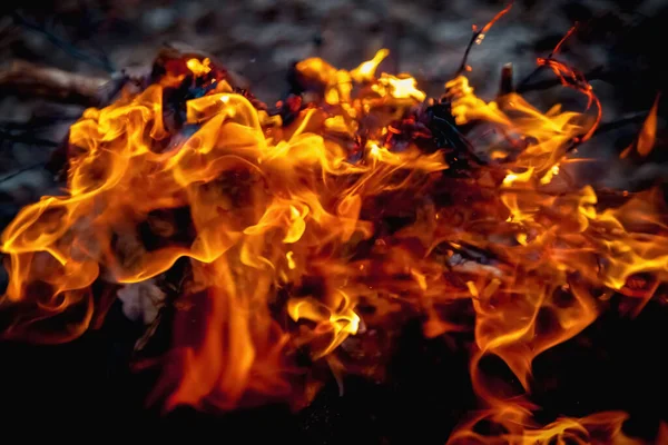 Cehennemin ve cehennemin sembolü olarak ateşin soyut arkaplanı. Kapat.. 