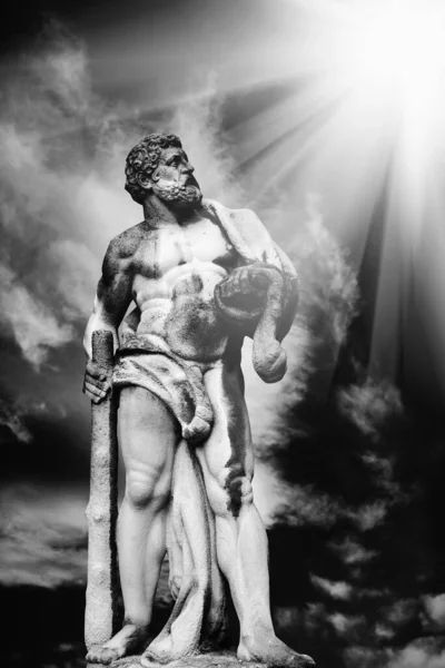 Starożytny Kamienny Posąg Herkulesa Przed Dramatycznym Widokiem Zachmurzonego Nieba Jako — Zdjęcie stockowe