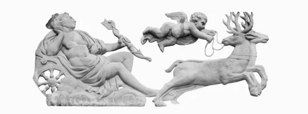 고대의 아르테미스 다이애나 사냥의 그녀는 뿔달린 사슴이 전차를 다닌다 — 스톡 사진
