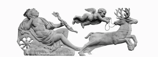 고대의 아르테미스 다이애나 사냥의 그녀는 뿔달린 사슴이 전차를 다닌다 이미지 — 스톡 사진
