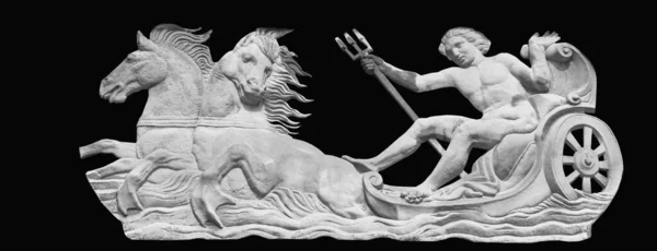 海と海の巨大な神ネプチューン ポセイドン の古代の彫像の断片は 2頭の強い馬によって引かれた戦車の中で水に乗っています 水平像 — ストック写真