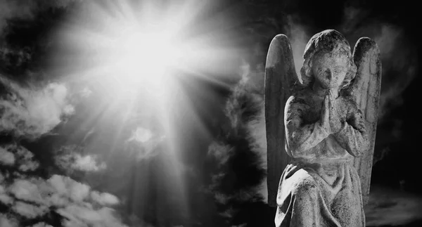 Ancient Statueof Angel Rays Light Sky Clouds Black White Image — Stock Photo, Image