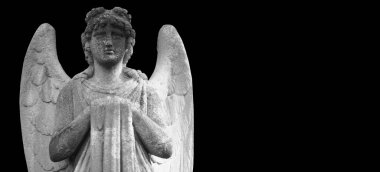 - Ölüm. Yaşamın sonunun sembolü olarak siyah arka planda izole edilmiş antik melek heykeli. Boşluğu kopyala