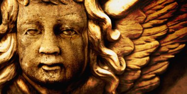 Ölüm meleğinin yüzü. Kapatın. Antik bir heykelin parçası..