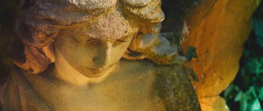 Güvenlik ve güvenlik sembolü olarak kanatlı koruyucu meleğin klasik görüntüsü. Eski bir heykel. Parça. Yatay resim.