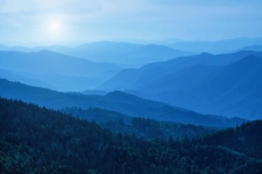 Koyu mavi dağ manzaralı bir manzara. Yatay resim. 