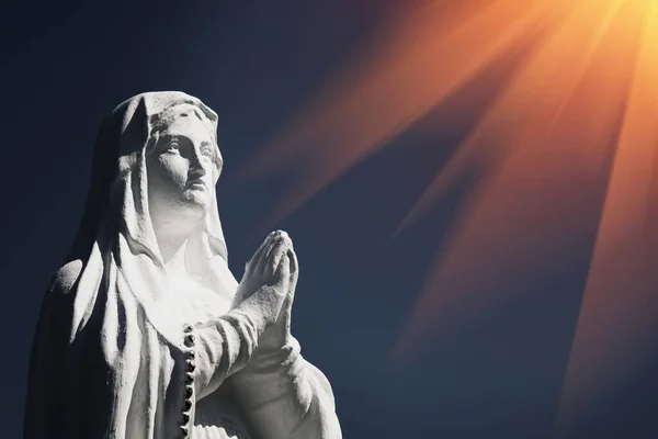 Antica Statua Della Vergine Maria Contro Cielo Blu — Foto Stock