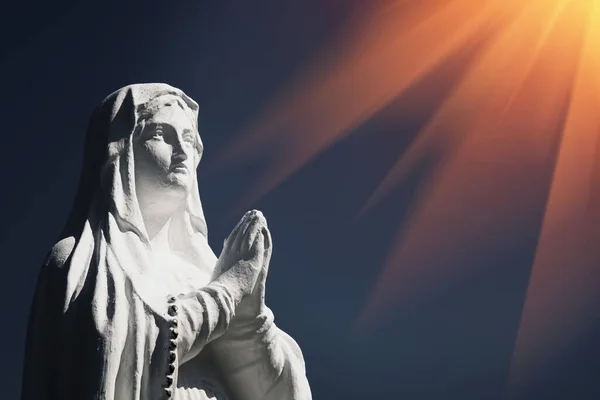 Estátua Antiga Virgem Maria Contra Céu Azul — Fotografia de Stock