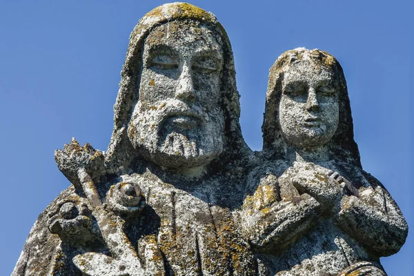 小さなイエス キリストと聖ヨセフ 非常に古代の石造りの像 — ストック写真