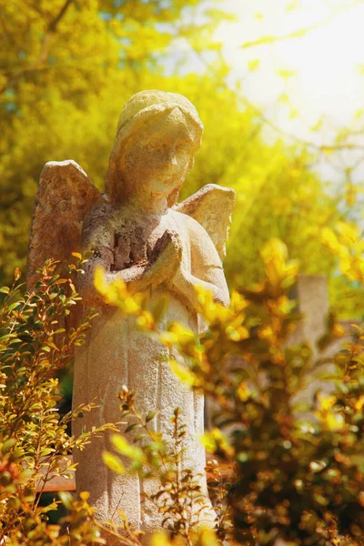 祈りの天使の美しい姿 古代の像 — ストック写真