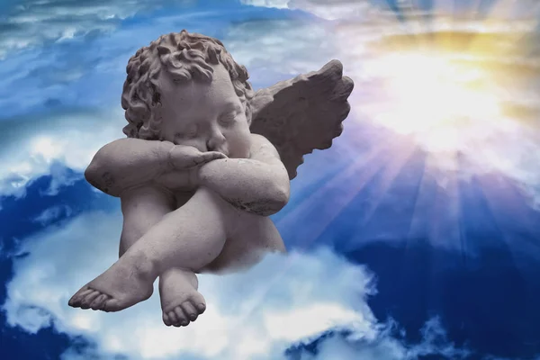 Прекрасный Маленький Ангел Спит Облаках Небе Фрагмент Древней Статуи — стоковое фото