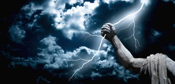 Yüce Tanrı Zeus. Olimpiyat tanrılarının kralının gücü yıldırımları fırlatma yeteneğidir. Antik bir heykelin parçası. Boşluğu kopyala.